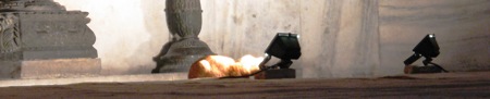 photo: chat qui se chauffe au spot à Sainte Sophie