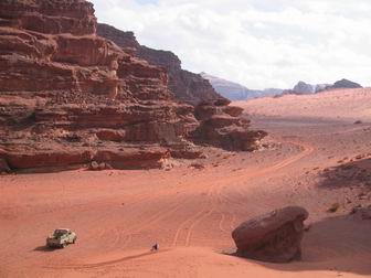 le guide et la voiture, au pied de la Dune géante.
