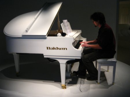 photo: sur un piano blanc