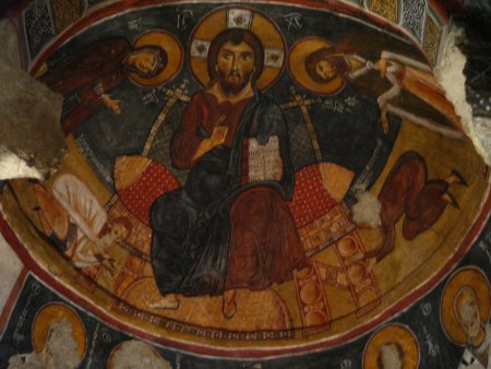 photo: plafond d'une église peinte de Göreme