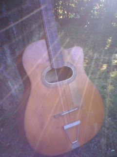 une jolie photo floue de ma nouvelle guitare au soleil